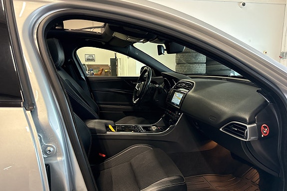 Jaguar XE 17 of 21