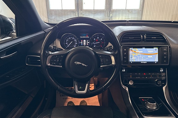 Jaguar XE 16 of 21