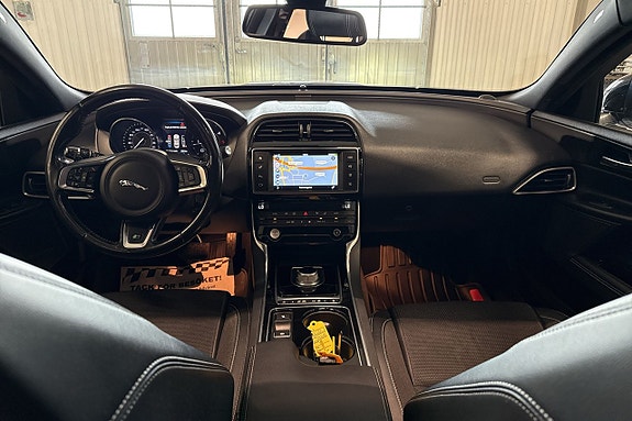 Jaguar XE 15 of 21