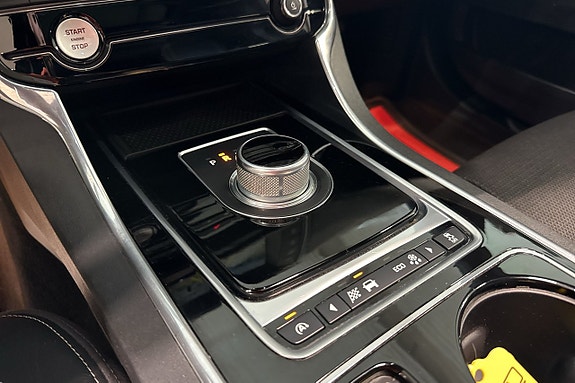 Jaguar XE 21 of 21