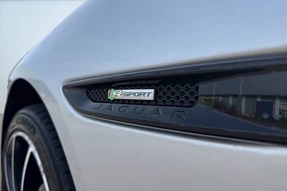 Jaguar XE 10 of 21