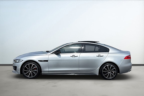 Jaguar XE 2 of 5