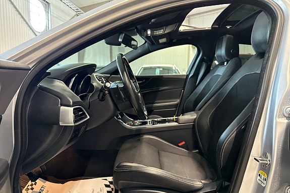 Jaguar XE 12 of 21