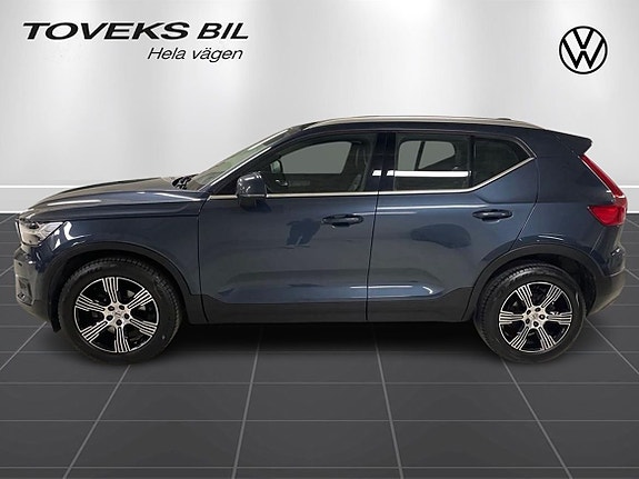 Volvo XC40 2 of 17