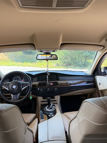 BMW 530i 3 of 4