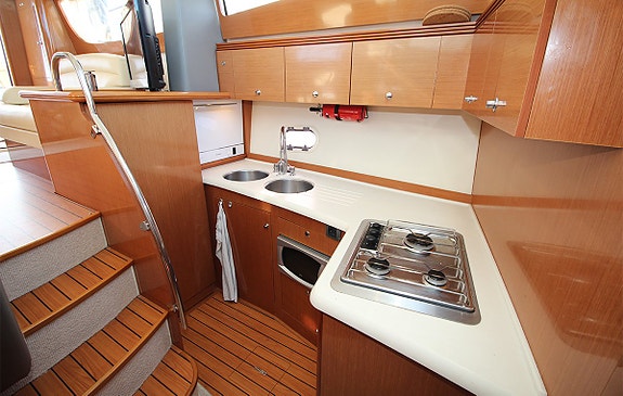 Jeanneau Prestige 42 Flybridge 11 of 12