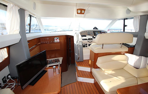 Jeanneau Prestige 42 Flybridge 10 of 12