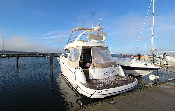 Jeanneau Prestige 42 Flybridge 3 of 5