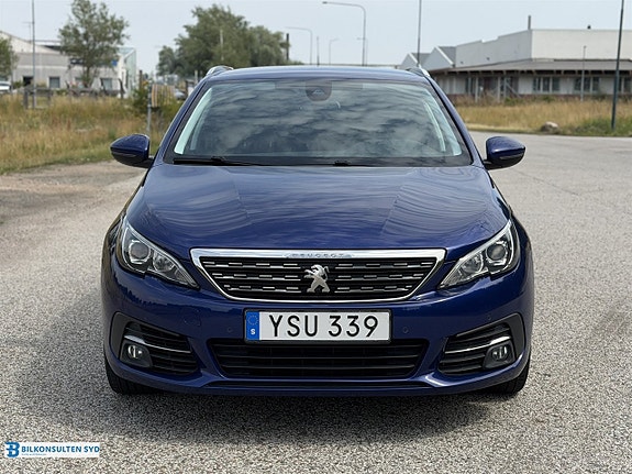 Peugeot 308 SW 2 of 5