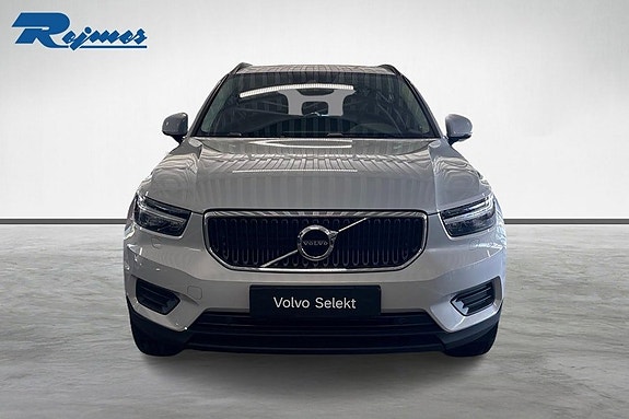 Volvo XC40 3 of 5