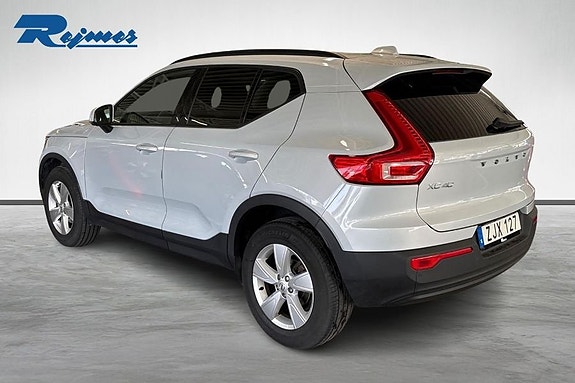 Volvo XC40 2 of 18