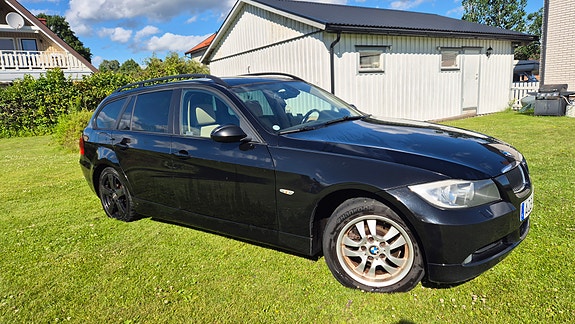 BMW 320i 2 of 5