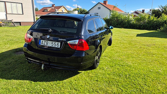 BMW 320i 3 of 5