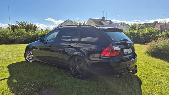 BMW 320i 4 of 5