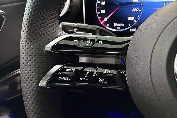 Mercedes-Benz GLC300 e 24 of 27