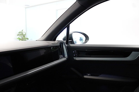 Porsche Cayenne S 10 of 23
