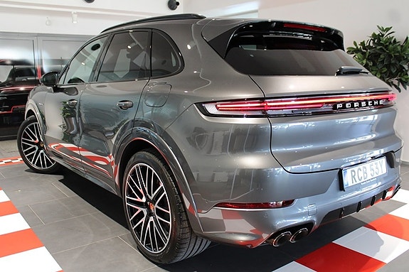 Porsche Cayenne S 2 of 5