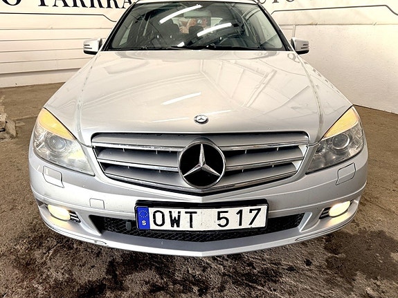 Mercedes-Benz C220 2 of 12