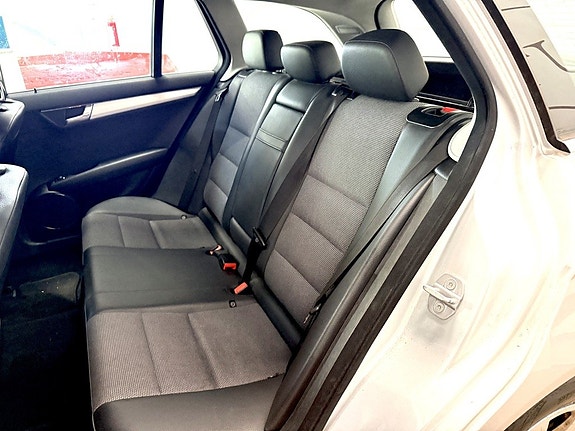Mercedes-Benz C220 11 of 12