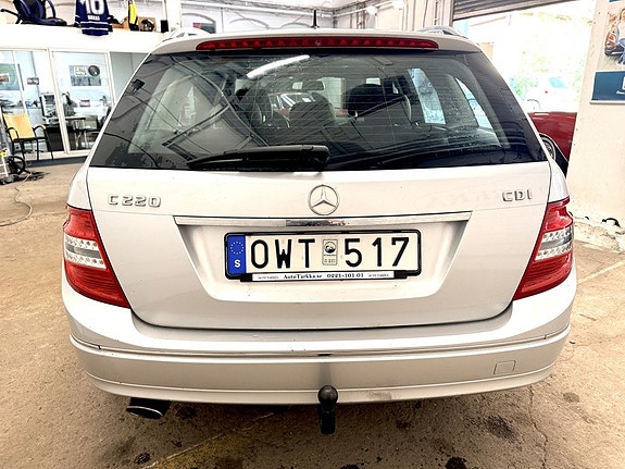 Mercedes-Benz C220 6 of 12