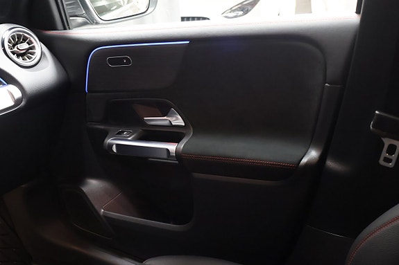 Mercedes-Benz GLB200 28 of 28