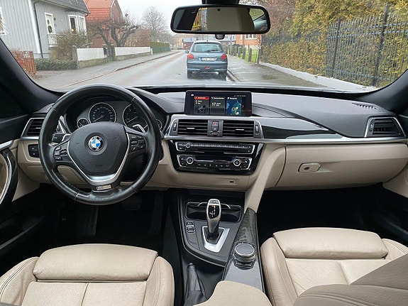 BMW 330i 4 of 5