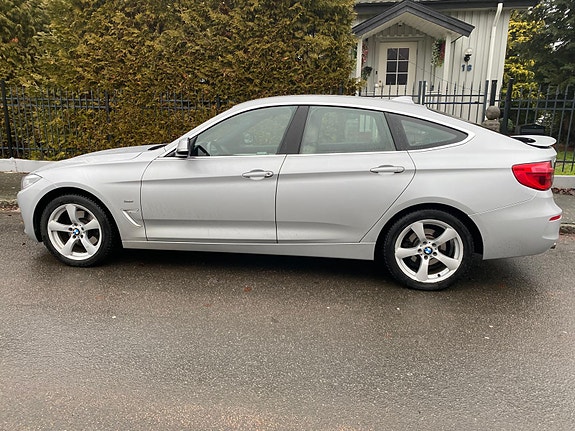 BMW 330i 2 of 5