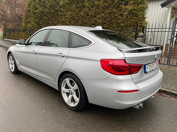 BMW 330i 3 of 5