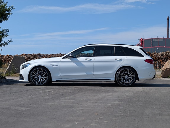 Mercedes-Benz C63 2 of 13