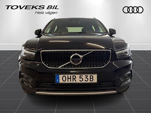 Volvo XC40 2 of 5