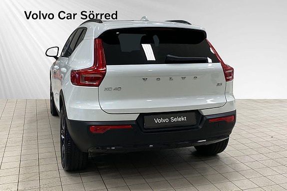 Volvo XC40 4 of 5