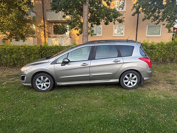 Peugeot 308 SW 2 of 5