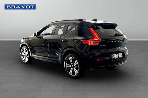 Volvo XC40 2 of 9
