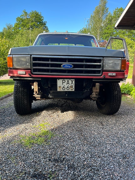 Ford F-250 4 of 5