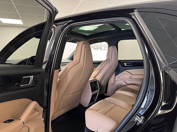 Porsche Cayenne S 13 of 16