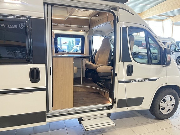 Adria TWIN 600 SP AXESS (AC+Solcell+3 500kg+6m+Cykelställ) 9 of 25