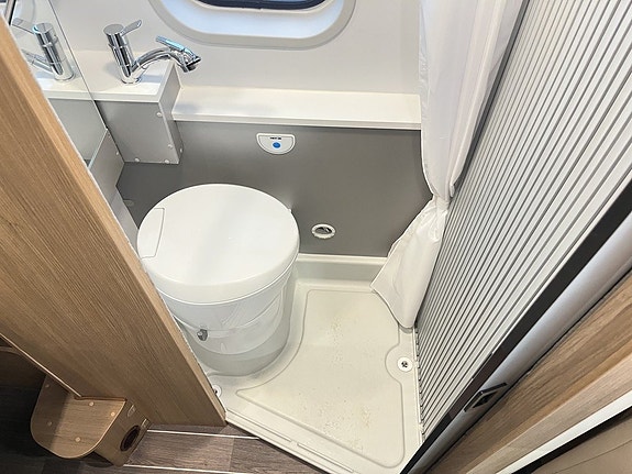 Adria TWIN 600 SP AXESS (AC+Solcell+3 500kg+6m+Cykelställ) 20 of 25
