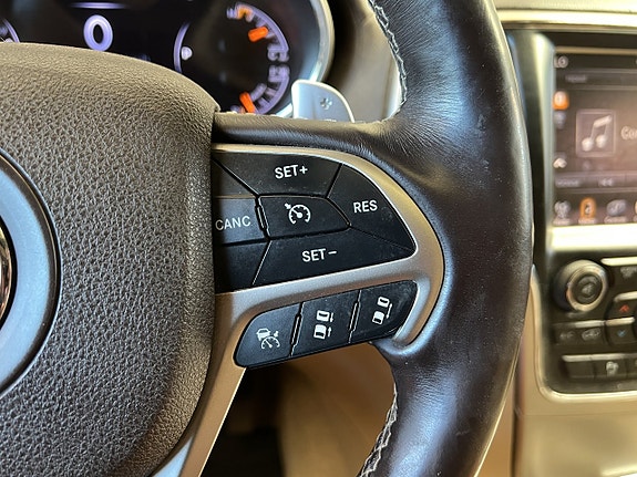 Jeep Grand Cherokee 13 of 23