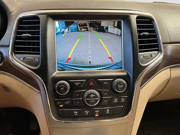 Jeep Grand Cherokee 17 of 23