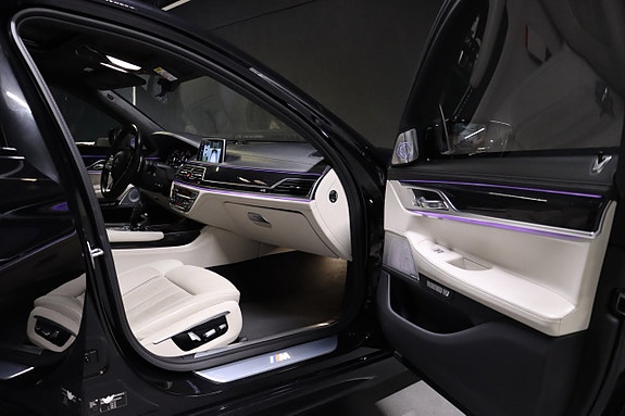 BMW 750Li 26 of 30