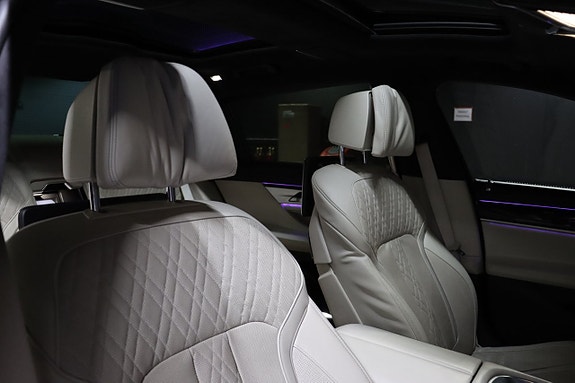 BMW 750Li 28 of 30