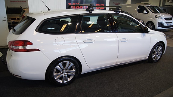 Peugeot 308 SW 2 of 5