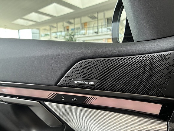BMW i5 8 of 16