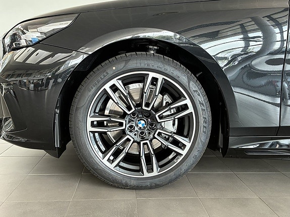 BMW i5 4 of 5