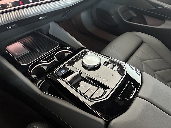 BMW i5 9 of 16