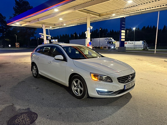 Volvo V60 2 of 5