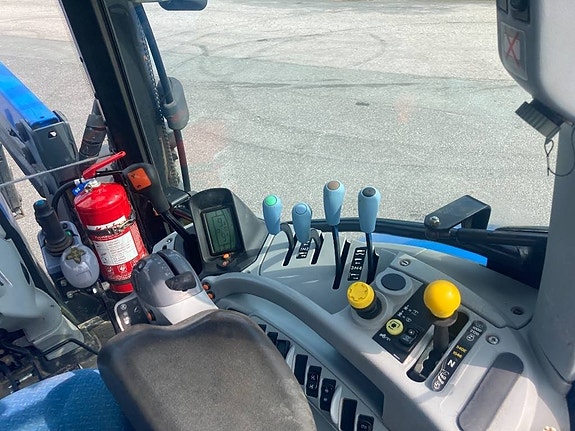 New Holland T 6020 Elite 5 of 16
