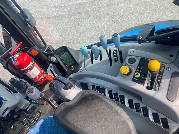 New Holland T 6020 Elite 8 of 16