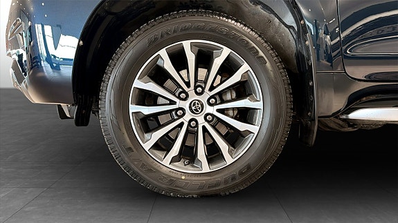 Toyota Land Cruiser 9 of 13