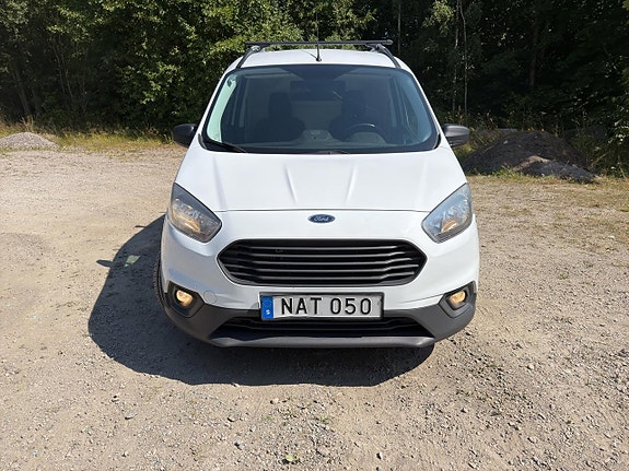 Ford Transit Courier 2 of 5